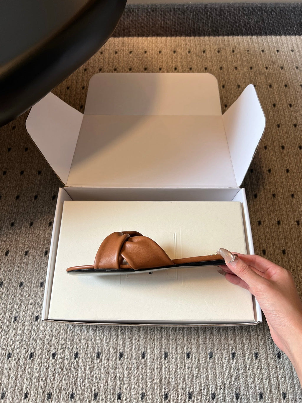 YSL 26S TWISTED-STRAP FLAT SANDALS IN  BROWN LAMBSKIN