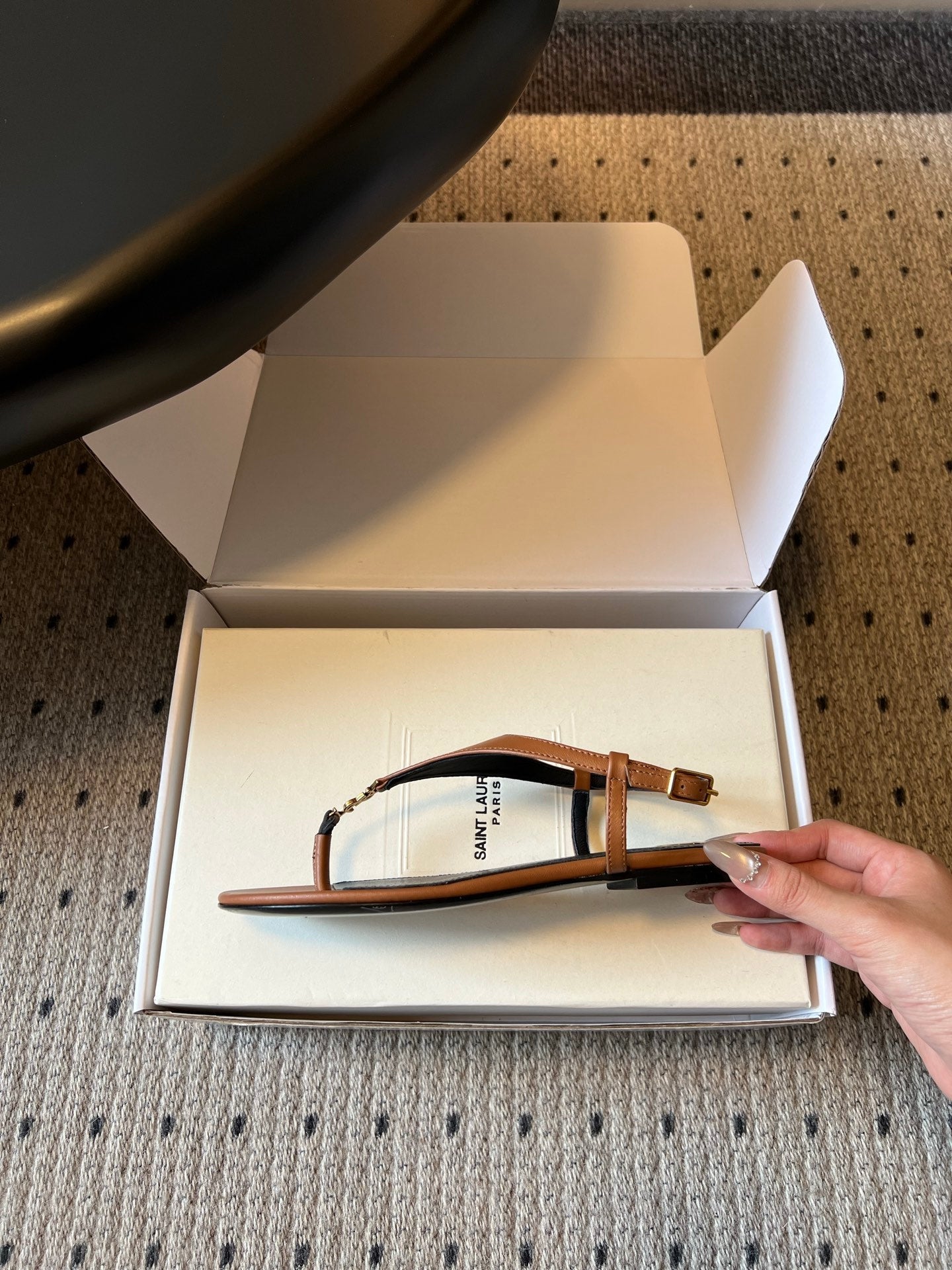 YSL 26S WIDE-STRAP THONG SANDALS IN BROWN CALFSKIN