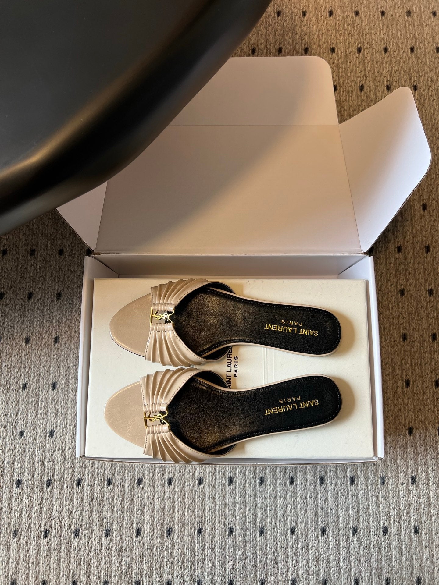 YSL 26S BABYLONE FLAT MULES IN BEIGE LAMBSKIN