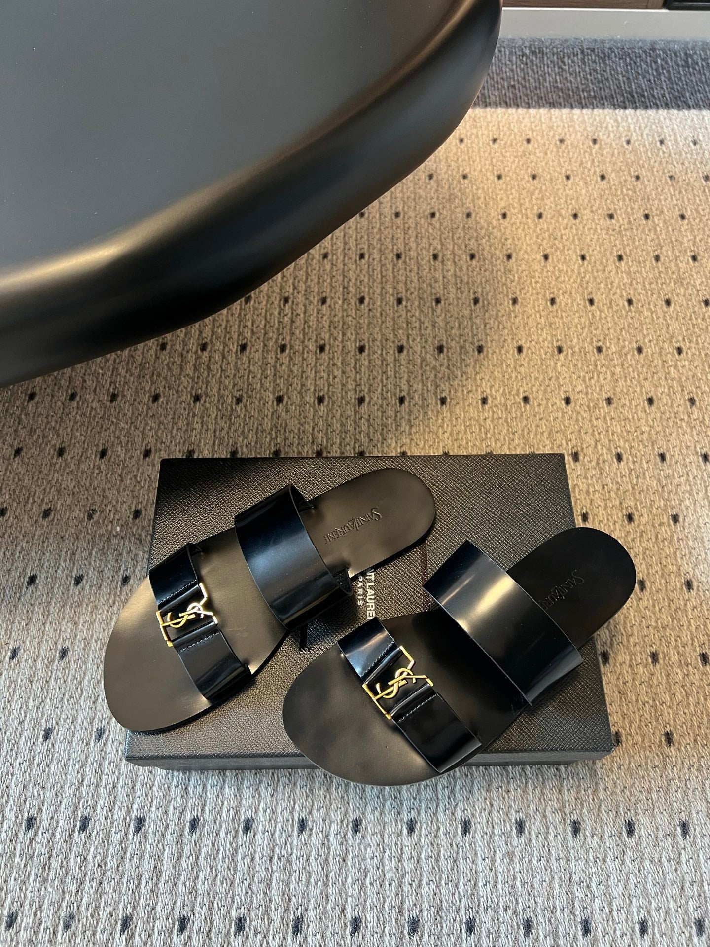 YSL 26S DOUBLE-STRAP SANDALS IN BLACK PATENT CALFSKIN