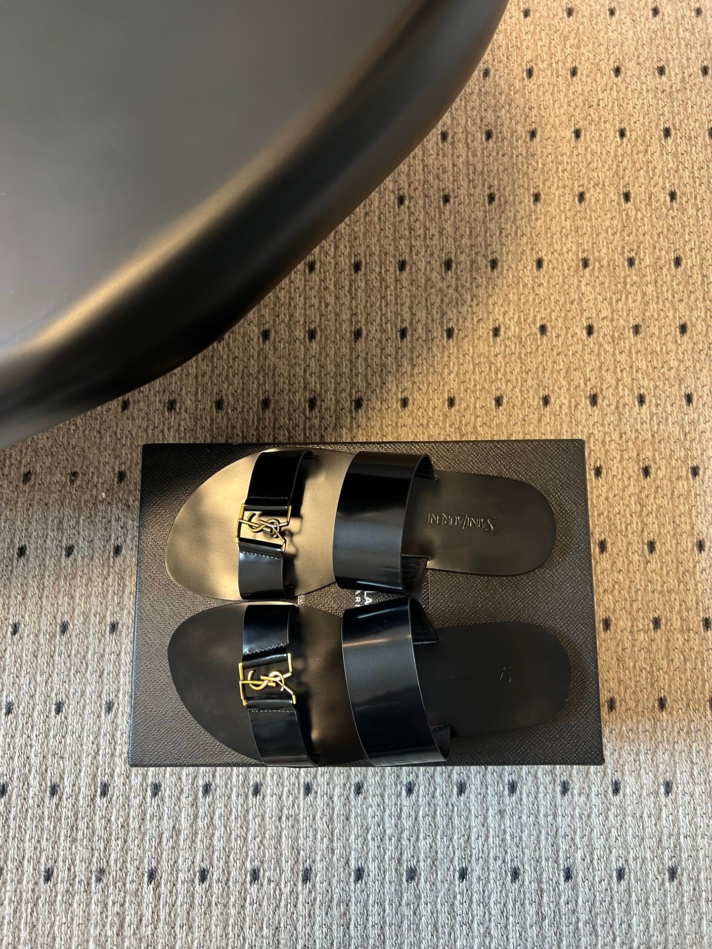 YSL 26S DOUBLE-STRAP SANDALS IN BLACK PATENT CALFSKIN