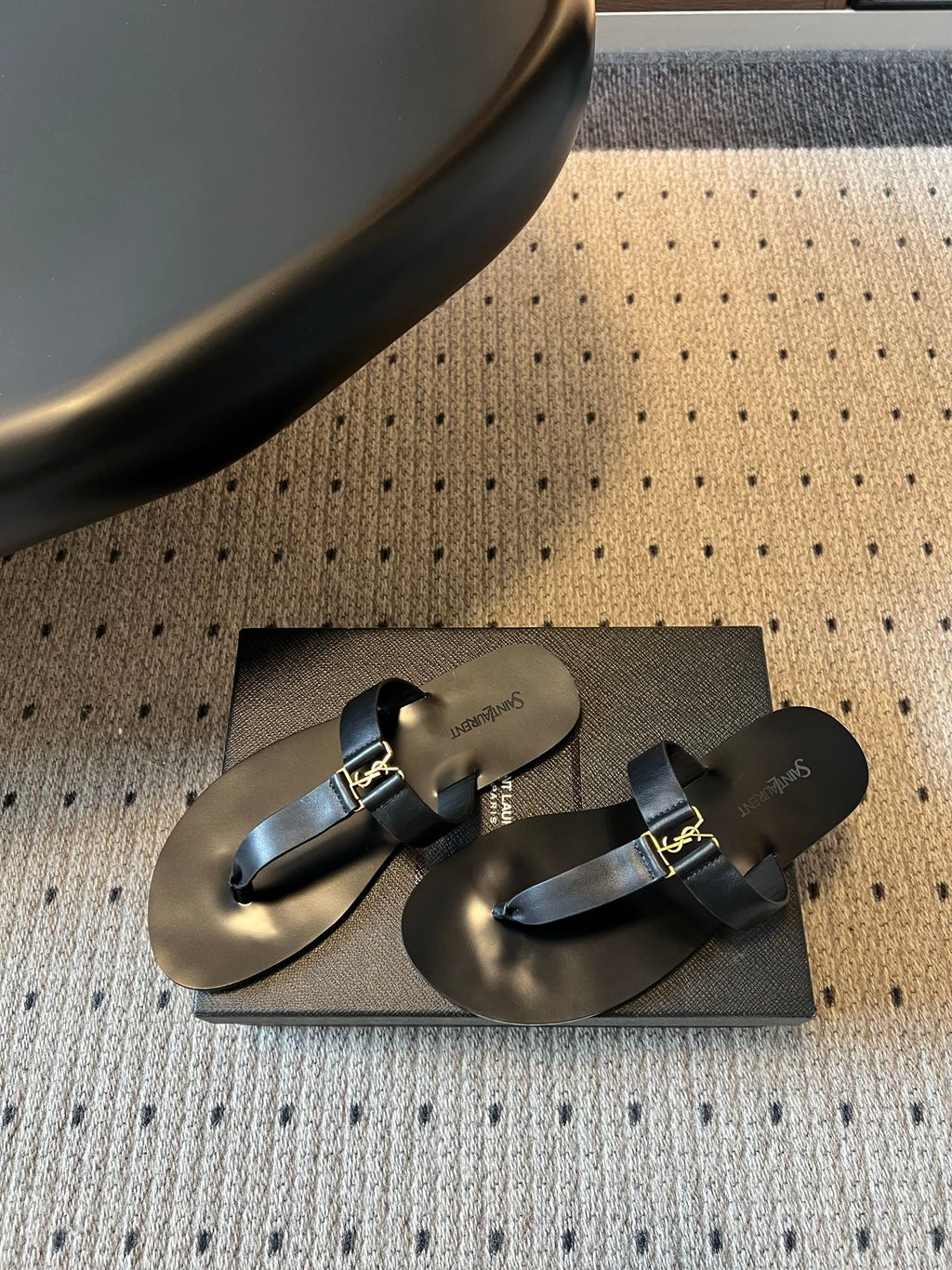 YSL 26S THONG SANDALS IN BLACK CALFSKIN