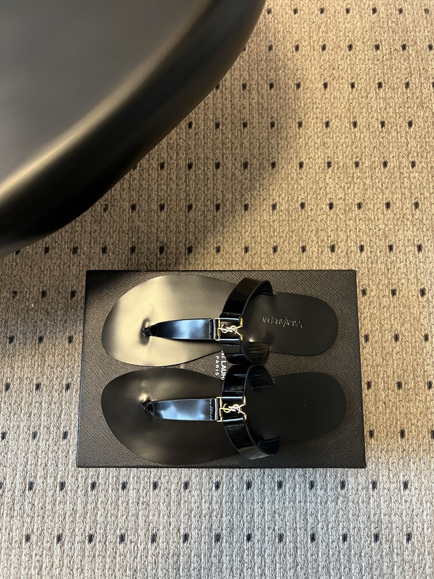 YSL 26S THONG SANDALS IN BLACK SHINY CALFSKIN