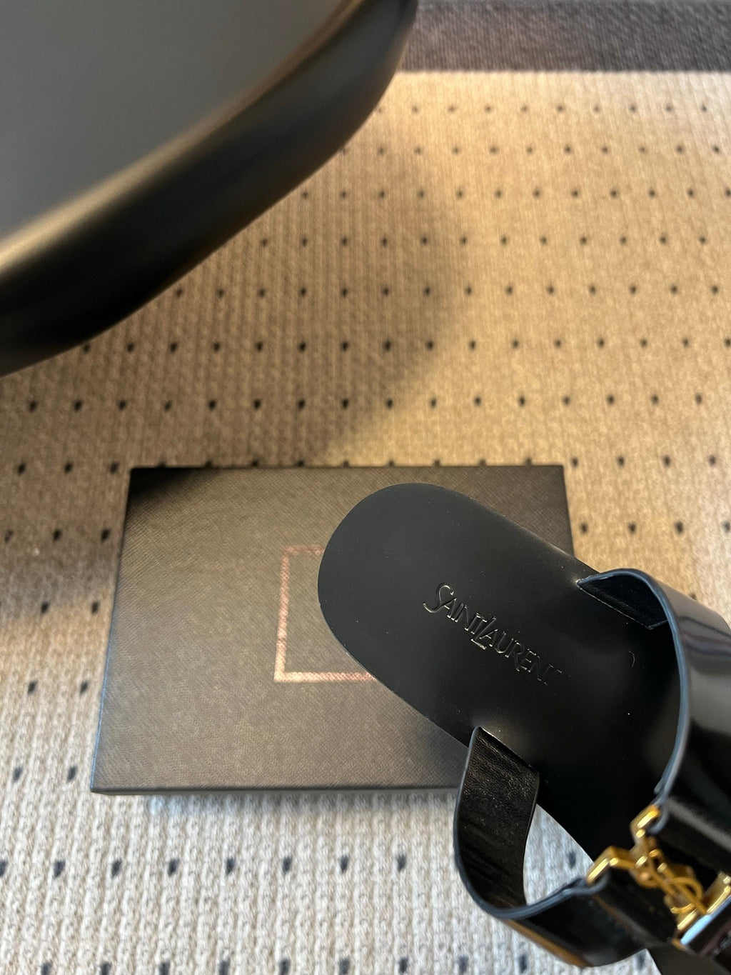 YSL 26S THONG SANDALS IN BLACK SHINY CALFSKIN