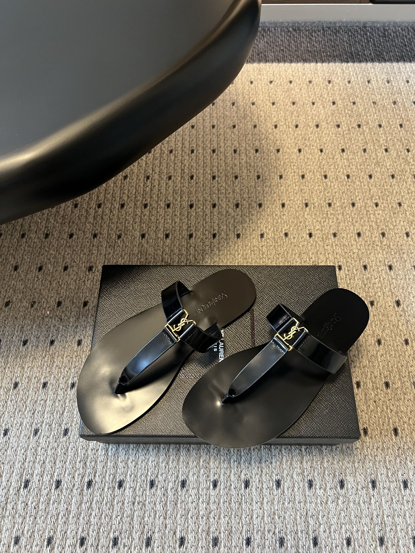 YSL 26S THONG SANDALS IN BLACK SHINY CALFSKIN