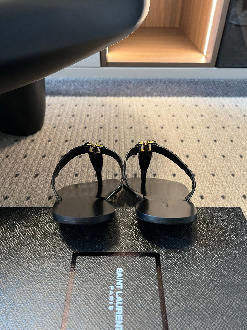 YSL 26S THONG SANDALS IN BLACK SHINY CALFSKIN