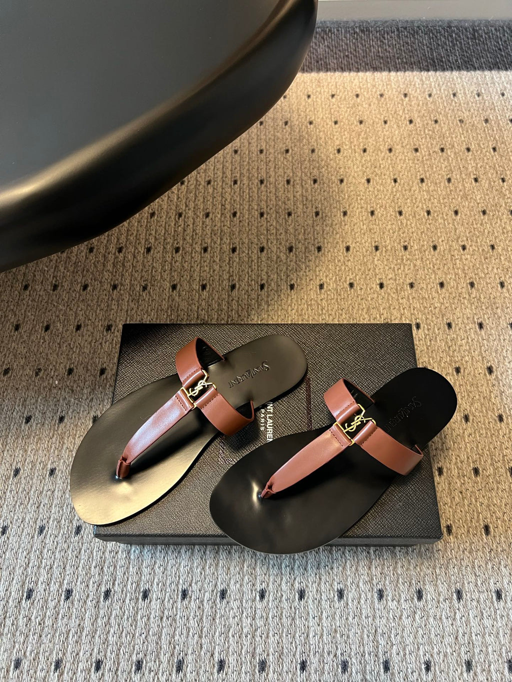 YSL 26S THONG SANDALS IN BROWN AND BLACK SHINY CALFSKIN