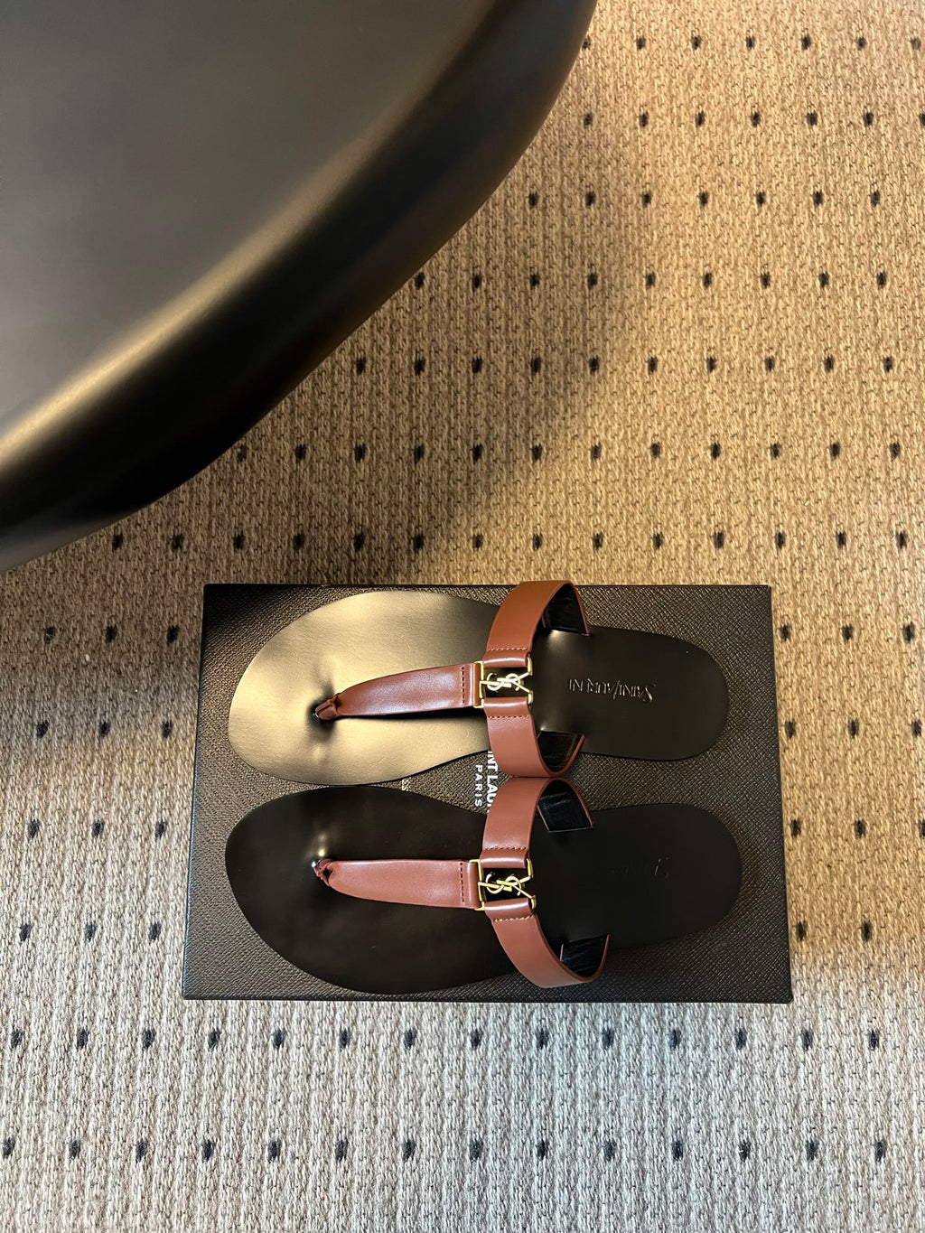 YSL 26S THONG SANDALS IN BROWN AND BLACK SHINY CALFSKIN