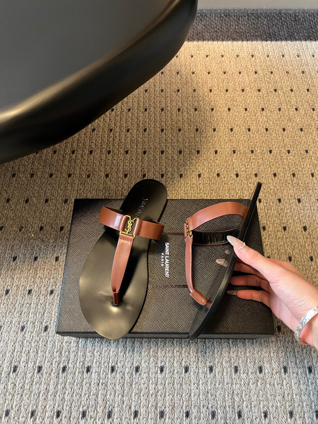YSL 26S THONG SANDALS IN BROWN AND BLACK SHINY CALFSKIN