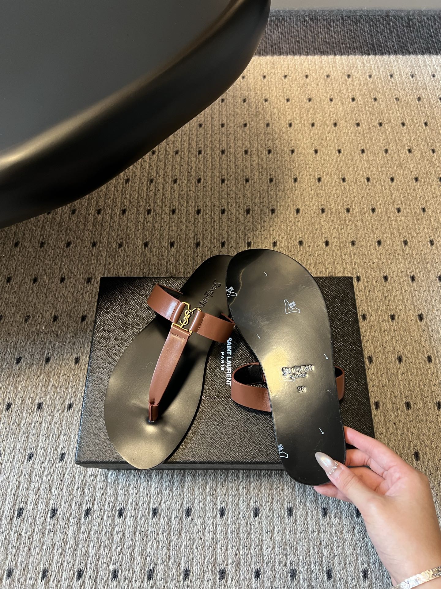 YSL 26S THONG SANDALS IN BROWN AND BLACK SHINY CALFSKIN
