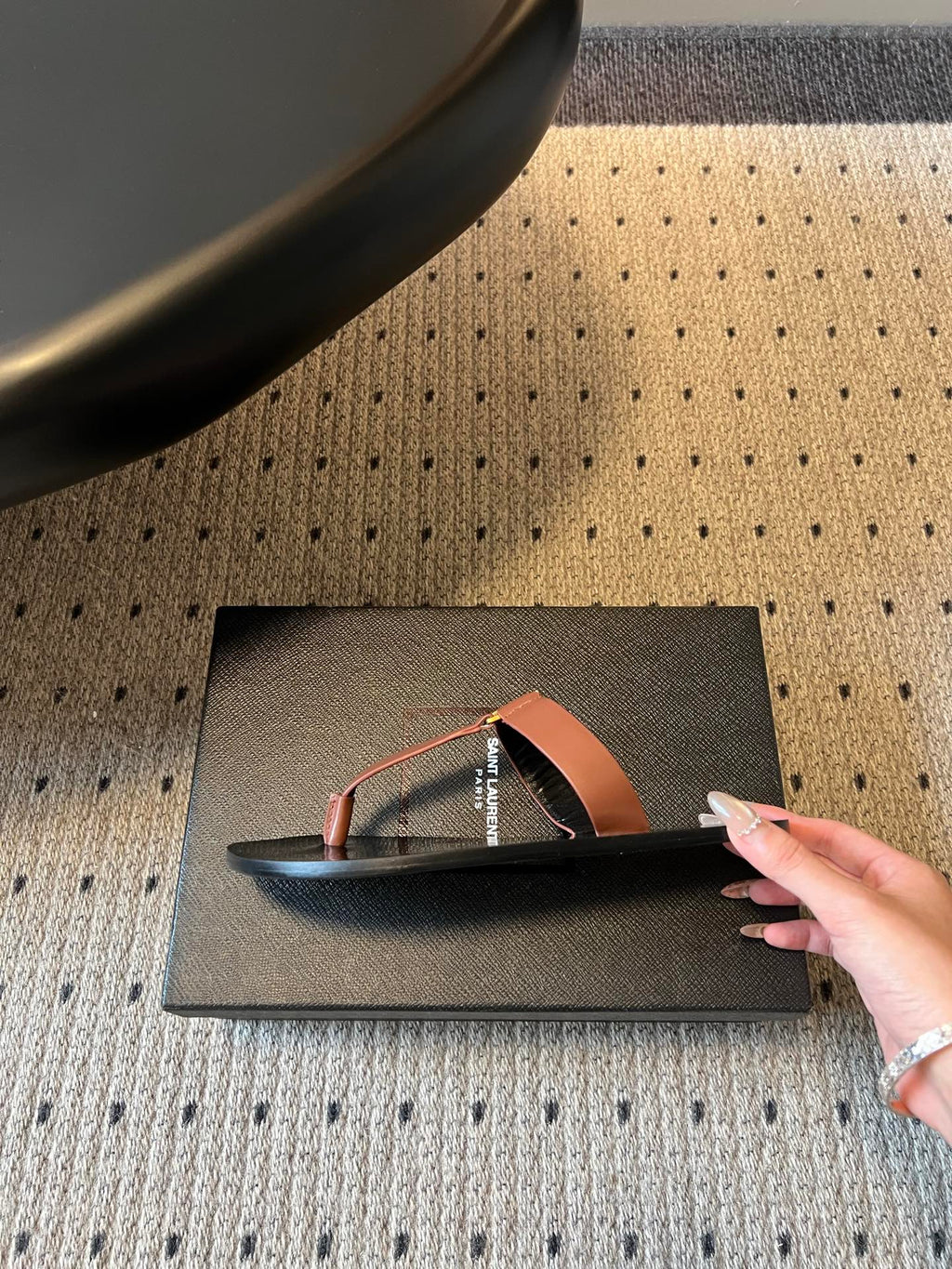 YSL 26S THONG SANDALS IN BROWN AND BLACK SHINY CALFSKIN