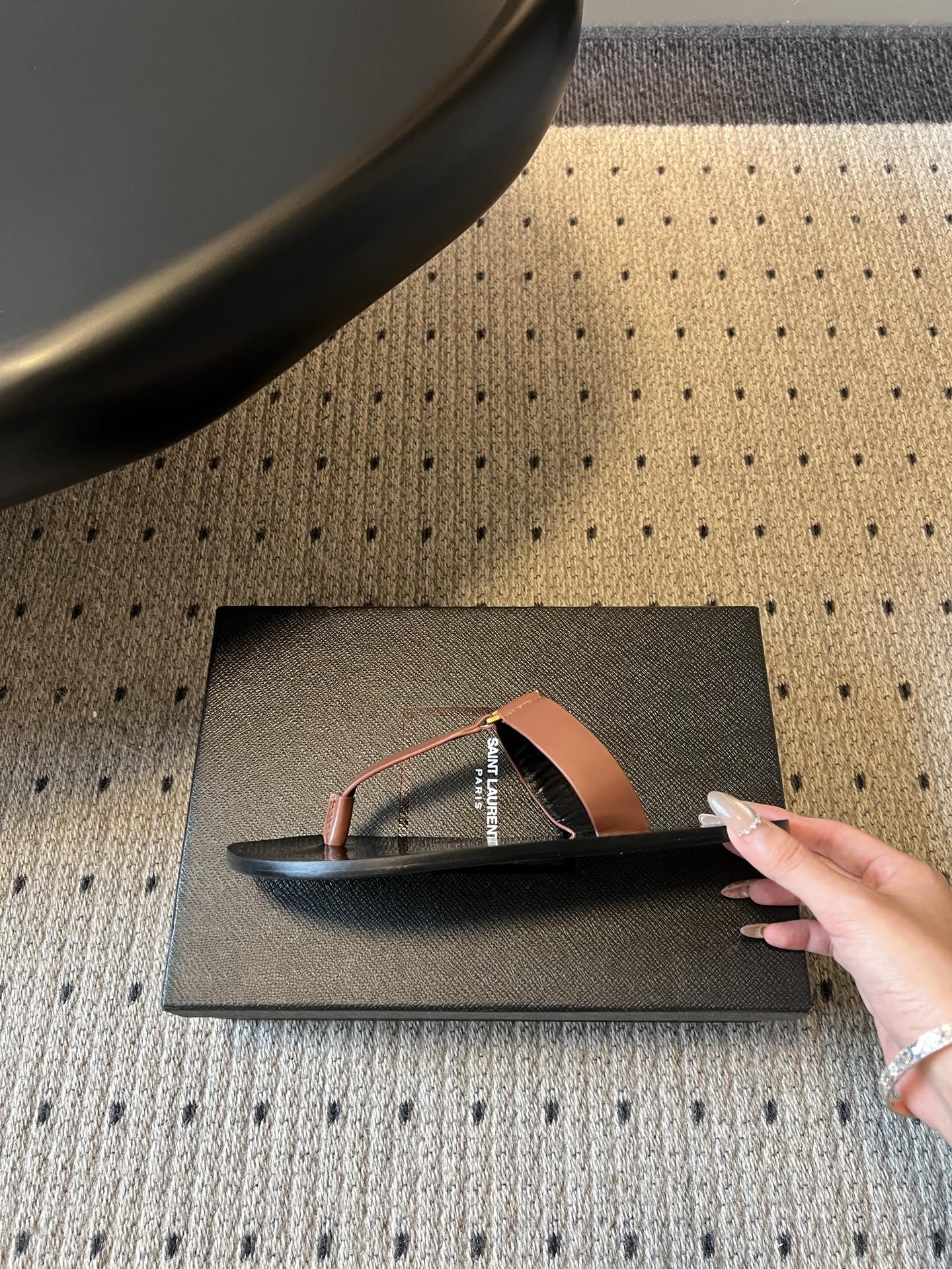 YSL 26S THONG SANDALS IN BROWN AND BLACK SHINY CALFSKIN