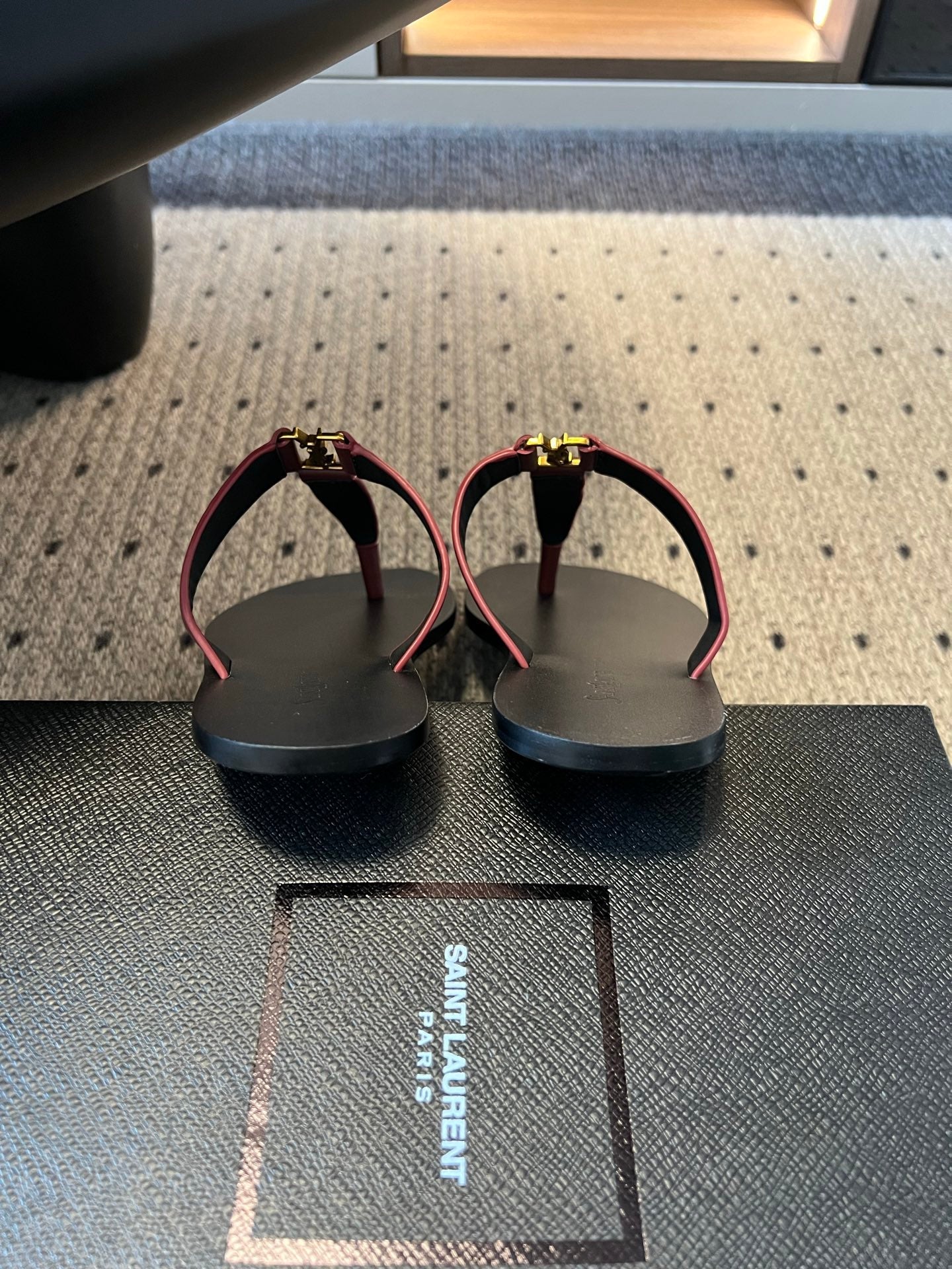 YSL 26S THONG SANDALS IN DARK RED AND BLACK SHINY CALFSKIN