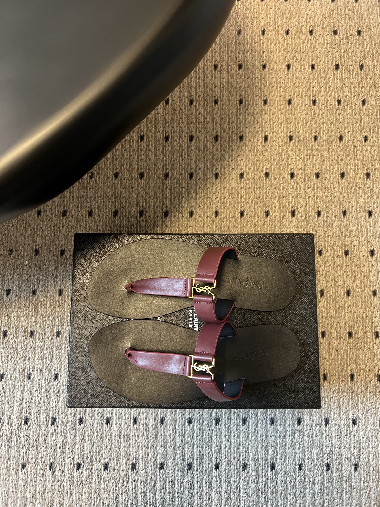 YSL 26S THONG SANDALS IN DARK RED AND BLACK SHINY CALFSKIN