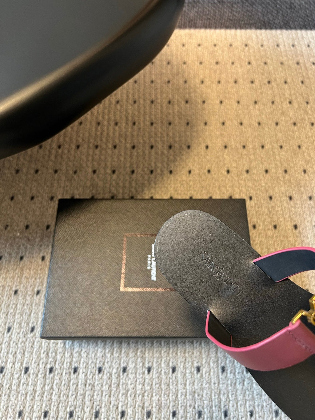 YSL 26S THONG SANDALS IN DARK RED AND BLACK SHINY CALFSKIN