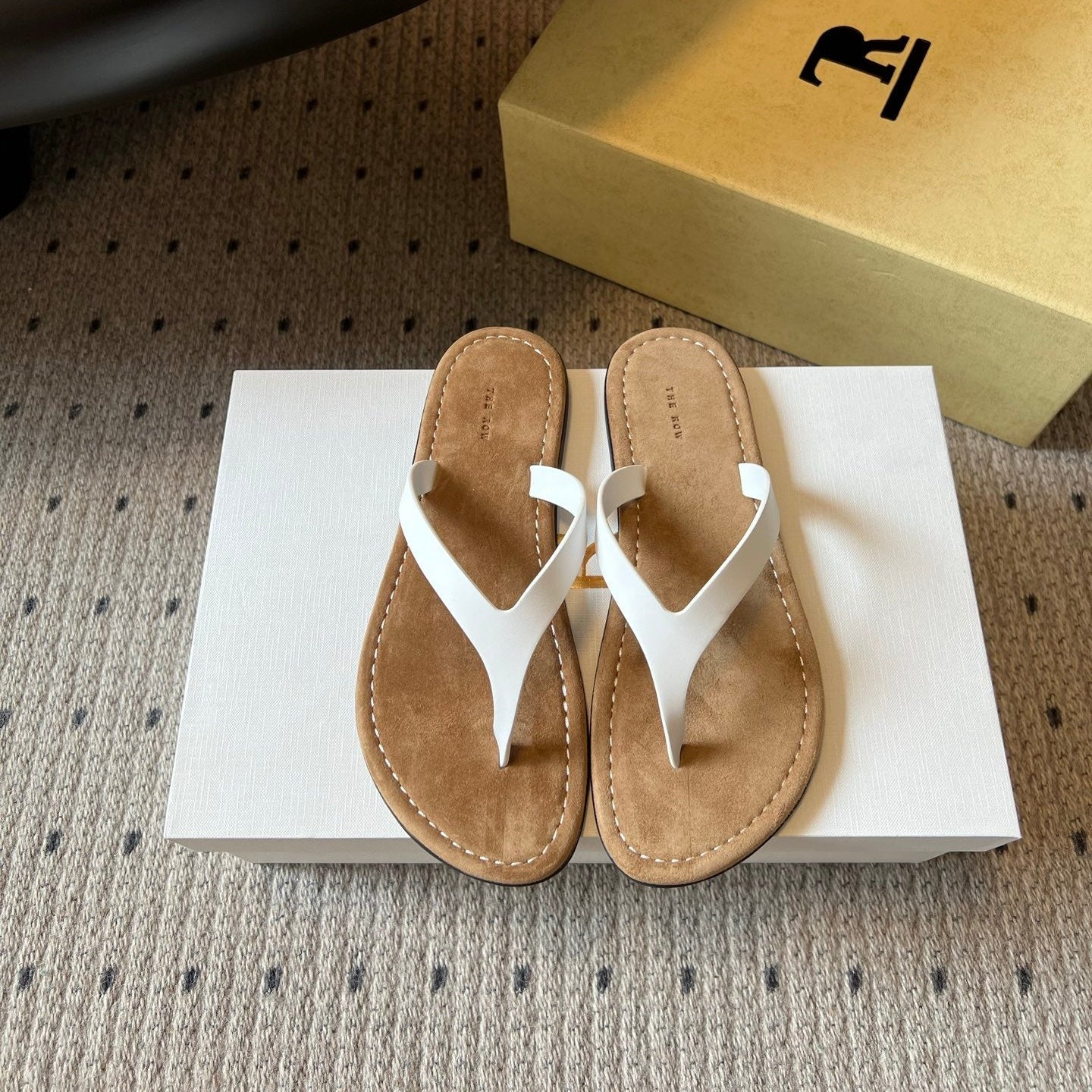 THE ROW 26S THONG SANDALS IN WHITE CALFSKIN AND SUEDE
