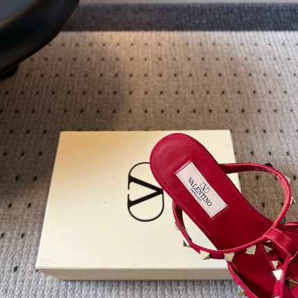VALENTINO 26S ROCKSTUD HIGH HEELS 40 MM IN DARK RED SUEDE