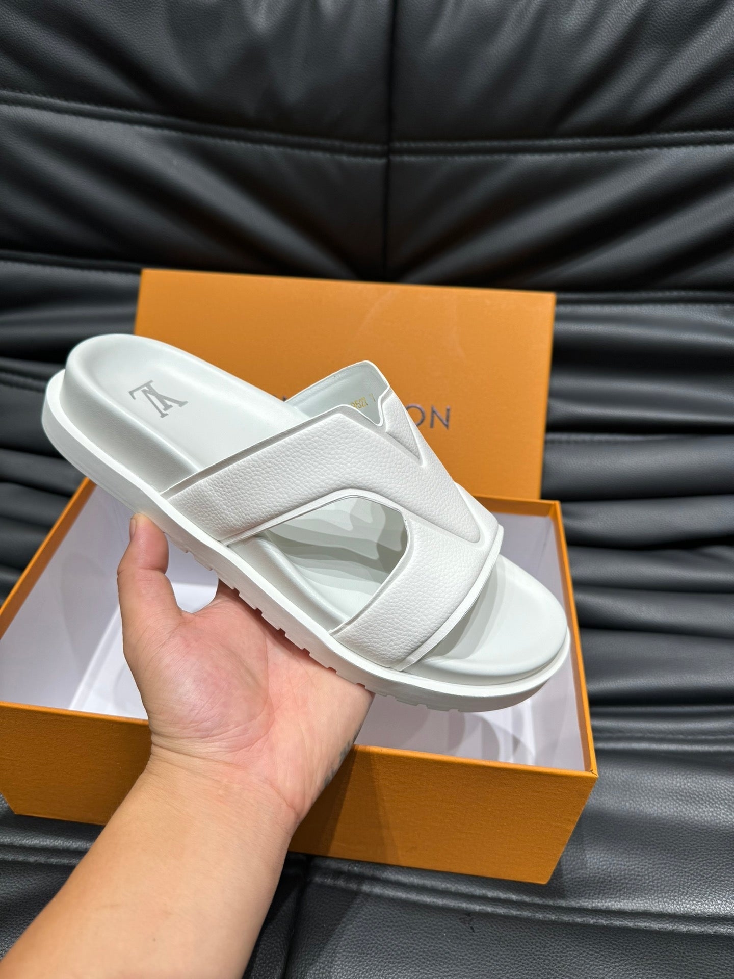 LV OASIS MULE IN WHITE CALFSKIN