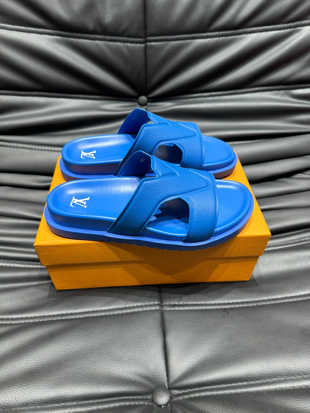 LV OASIS MULE IN COBALT BLUE CALFSKIN