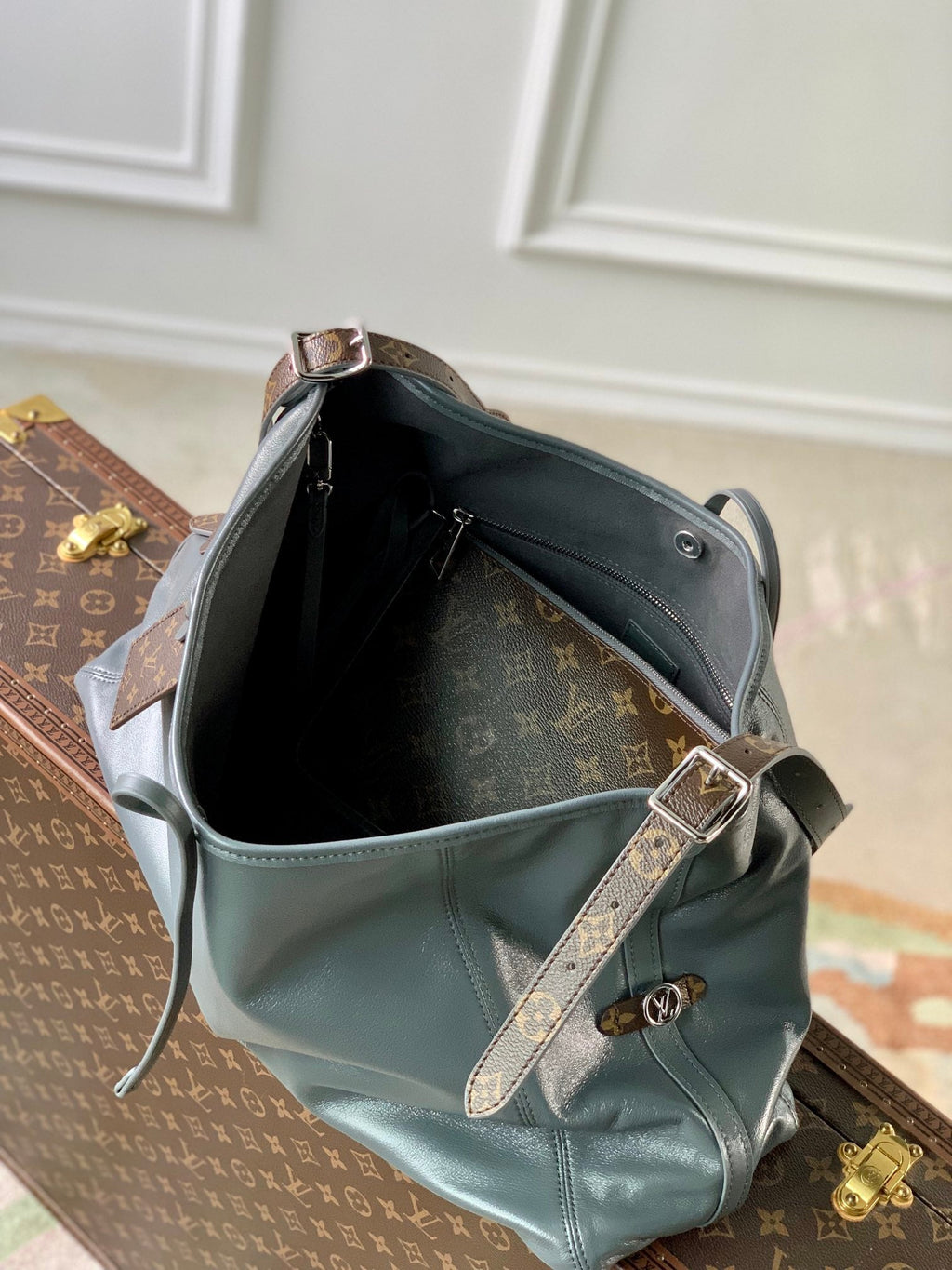 CARRYALL DARK 39 IN GREY LAMBSKIN BROWN MONOGRAM TAG
