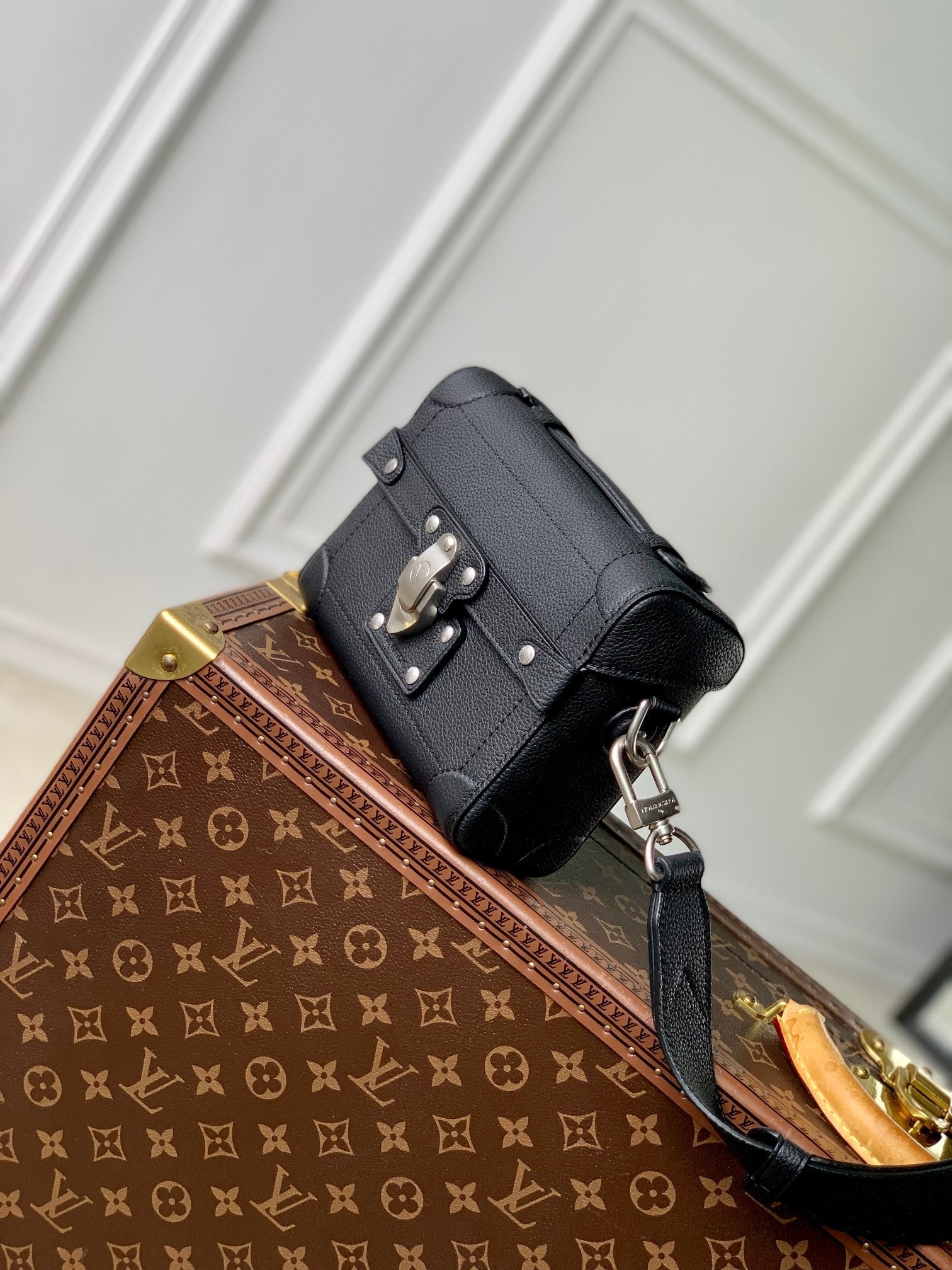 SOUL TRUNK 19 IN BLACK CALFSKIN SILVER HARDWARE