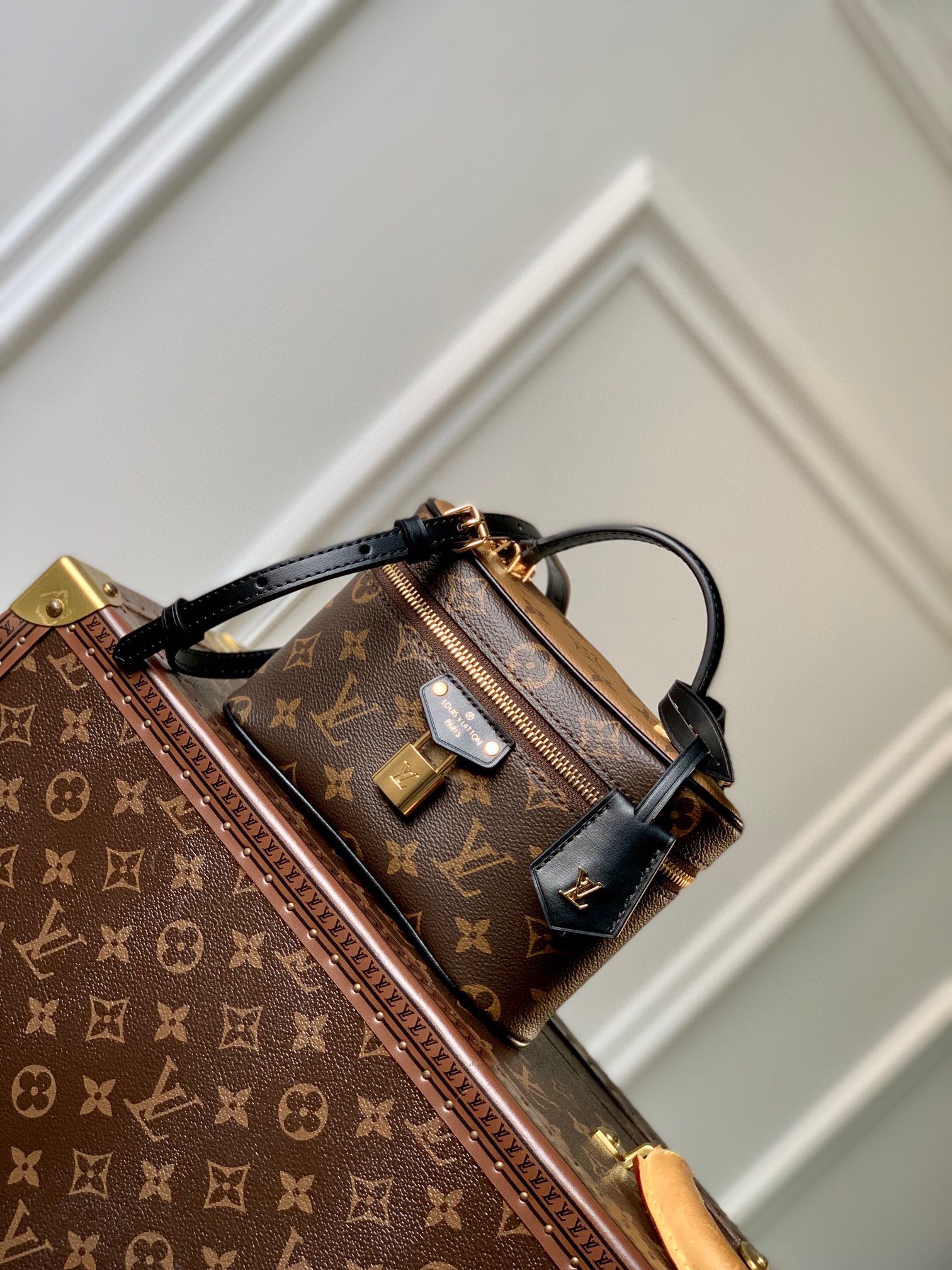 VANITY CHAIN POUCH 19 MONOGRAM REVERSE CANVAS