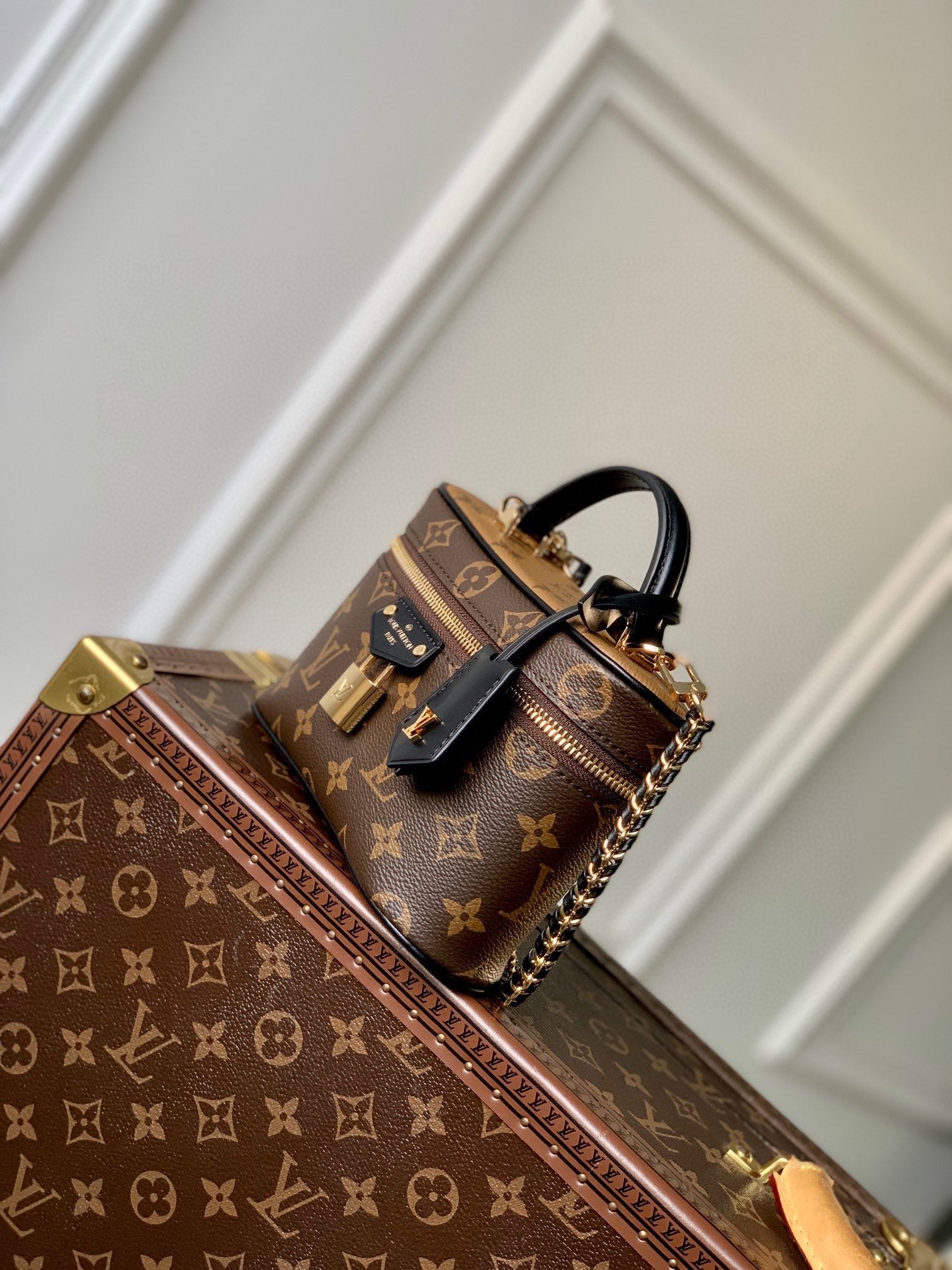 VANITY CHAIN POUCH 19 MONOGRAM REVERSE CANVAS