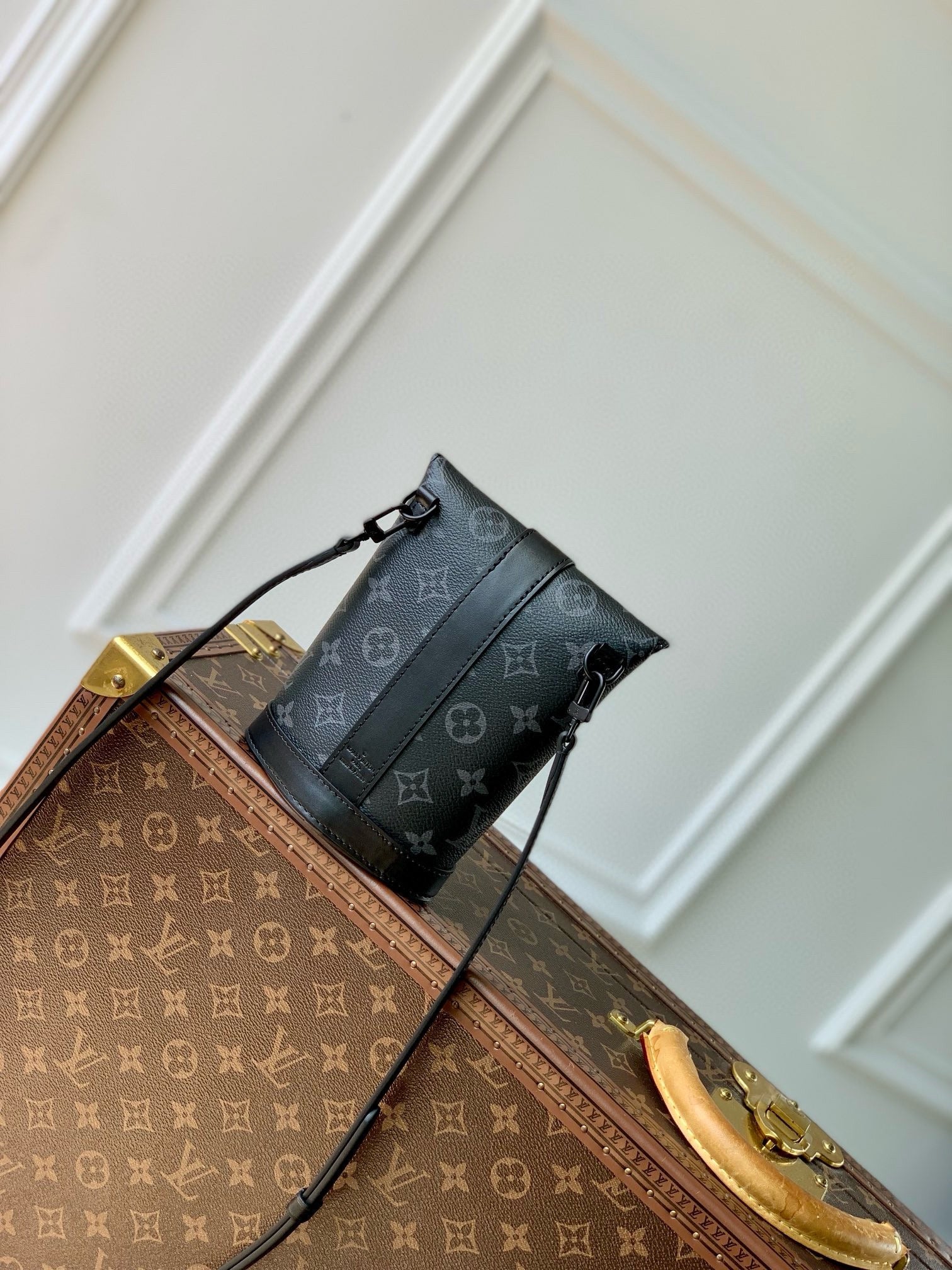 ENVELOPE POUCH 18 IN BLACK MONOGRAM ECLIPSE CANVAS