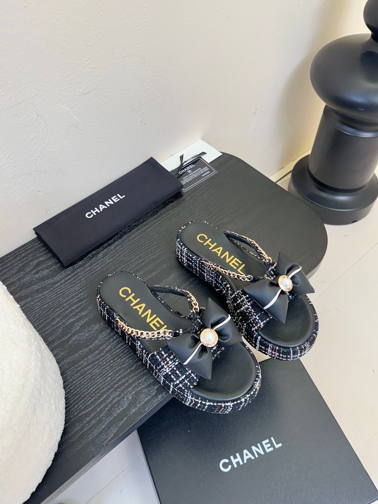 PLATFORM FLIP-FLOPS IN BLACK TWEED FABRIC