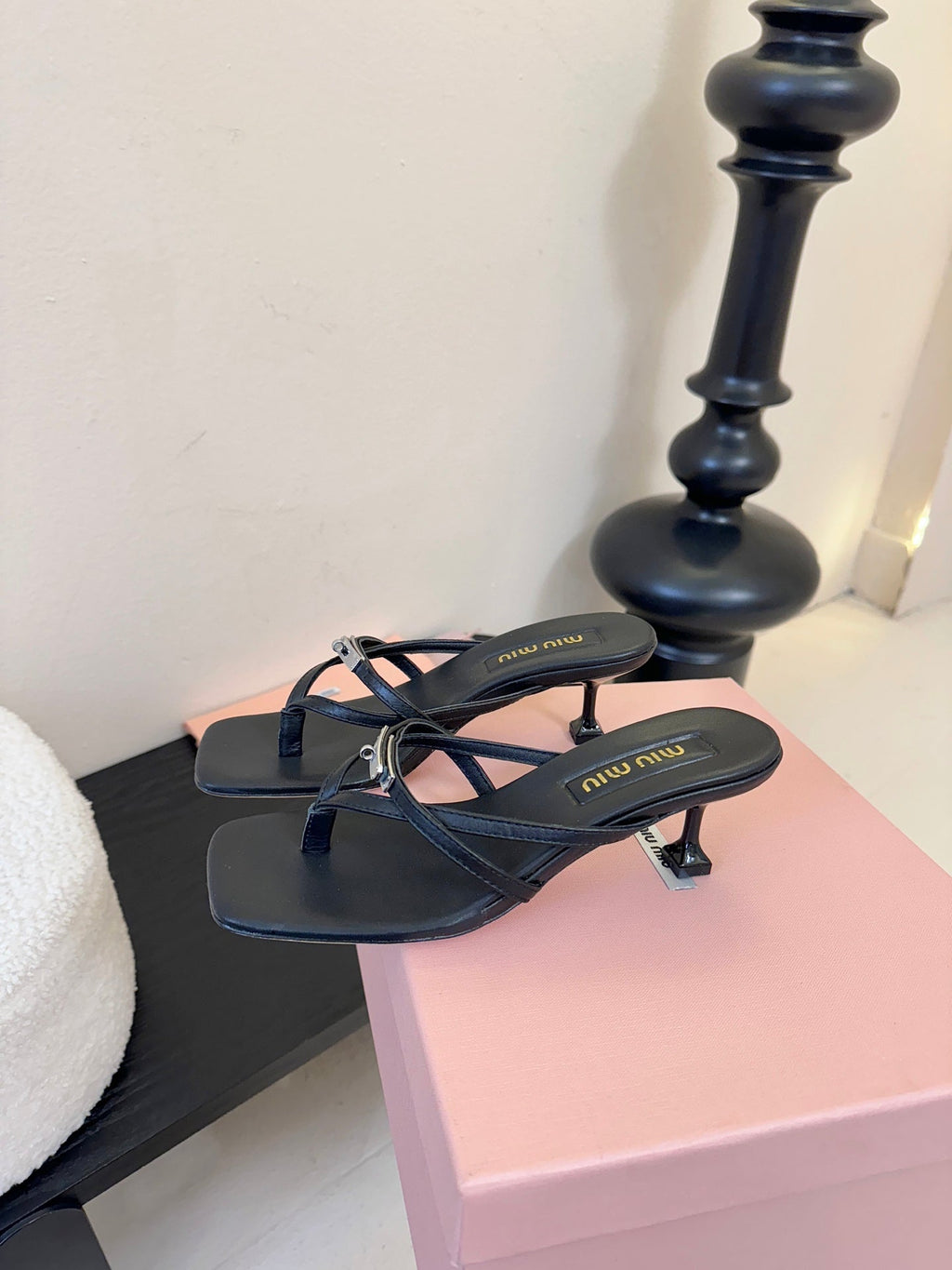 MIUMIU 26S LOW-HEEL THONG SANDALS IN BLACK CALFSKIN
