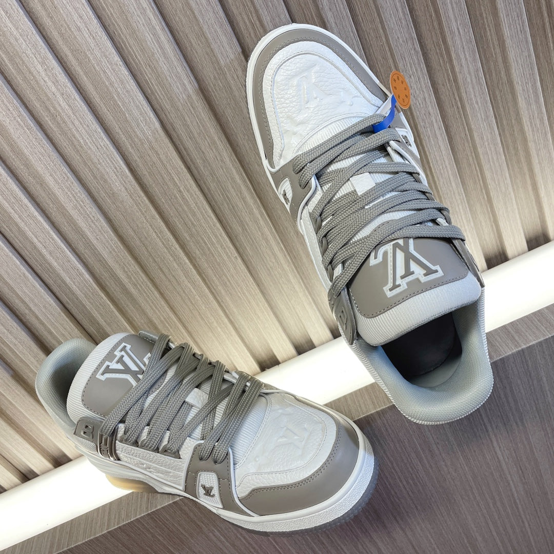 LV 26S LOW TOP SNEAKERS IN WHITE AND GREY CALFSKIN WITH MONOGRAM SOLE DETAIL