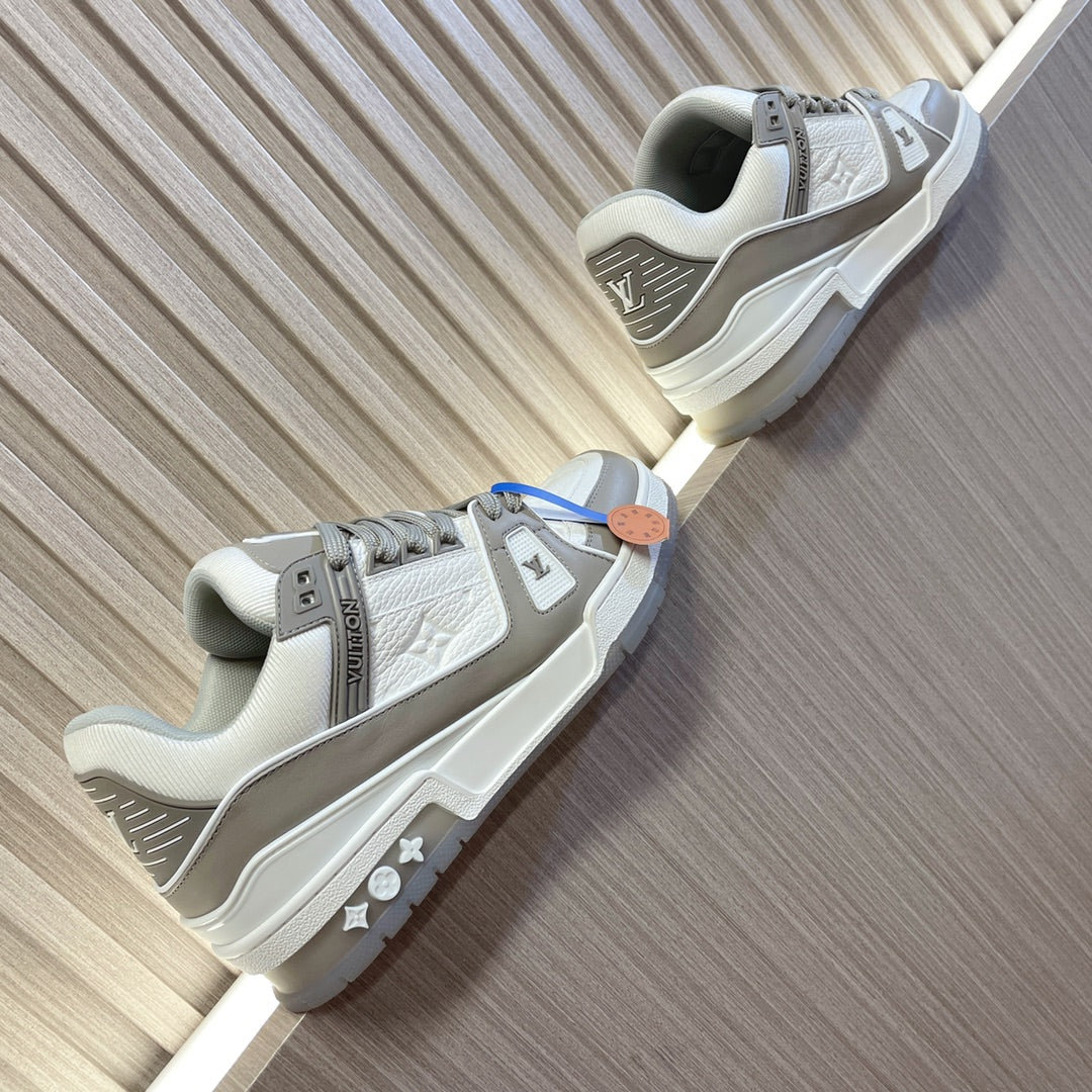 LV 26S LOW TOP SNEAKERS IN WHITE AND GREY CALFSKIN WITH MONOGRAM SOLE DETAIL