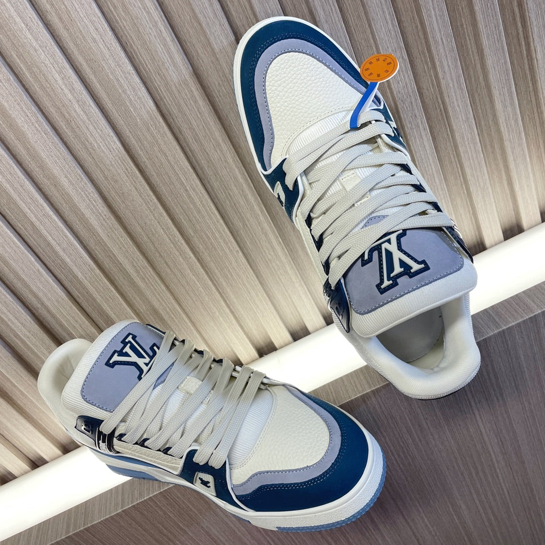 LV 26S LOW TOP SNEAKERS IN WHITE BLUE CALFSKIN WITH MONOGRAM SOLE DETAIL