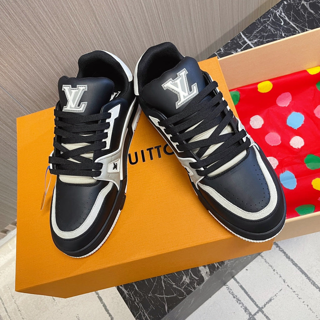 LV 26S LOW TOP SNEAKERS IN BLACK CALFSKIN WITH MONOGRAM SOLE DETAIL