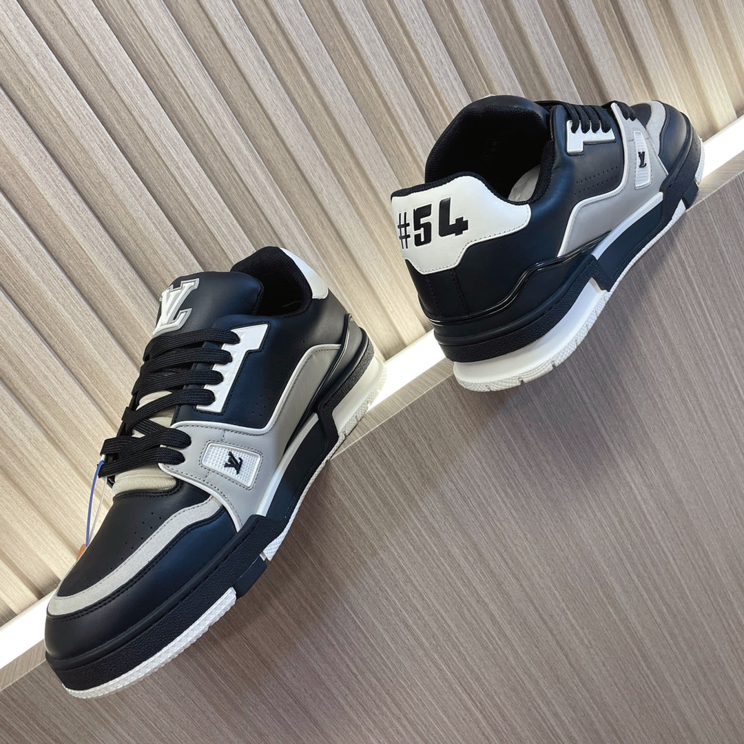LV 26S LOW TOP SNEAKERS IN BLACK CALFSKIN WITH MONOGRAM SOLE DETAIL