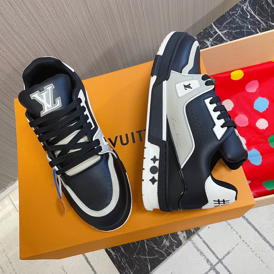 LV 26S LOW TOP SNEAKERS IN BLACK CALFSKIN WITH MONOGRAM SOLE DETAIL