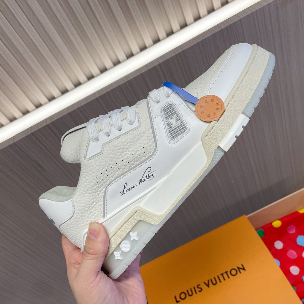 LV 26S LOW TOP SNEAKERS IN WHITE CALFSKIN WITH MONOGRAM SOLE DETAIL