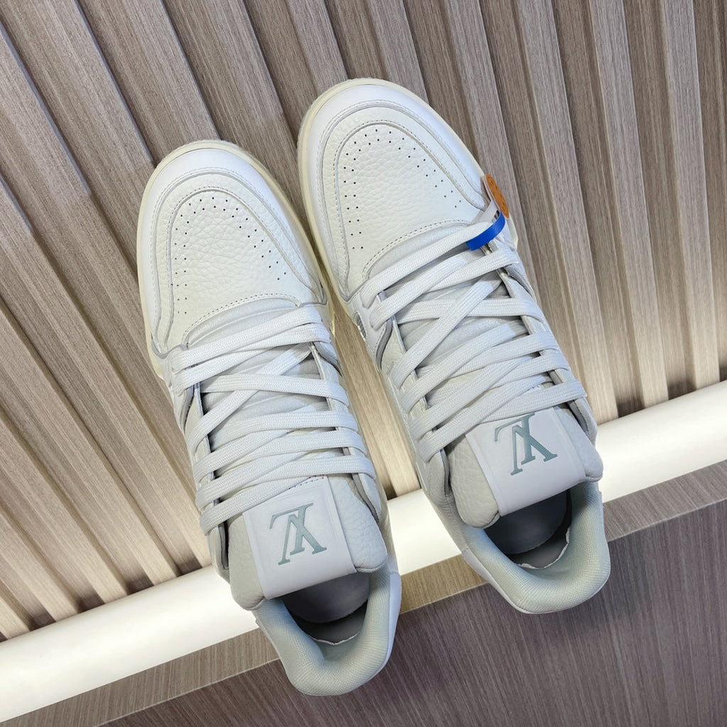 LV 26S LOW TOP SNEAKERS IN WHITE CALFSKIN WITH MONOGRAM SOLE DETAIL