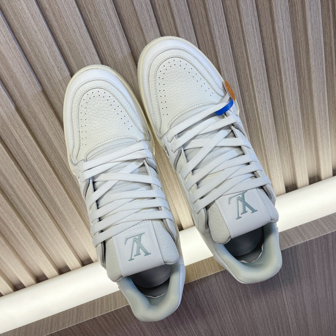 LV 26S LOW TOP SNEAKERS IN WHITE CALFSKIN WITH MONOGRAM SOLE DETAIL