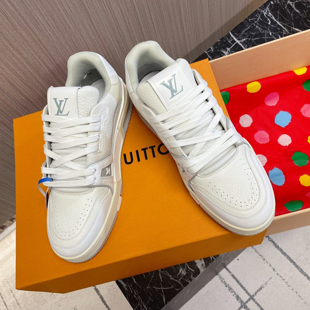 LV 26S LOW TOP SNEAKERS IN WHITE CALFSKIN WITH MONOGRAM SOLE DETAIL