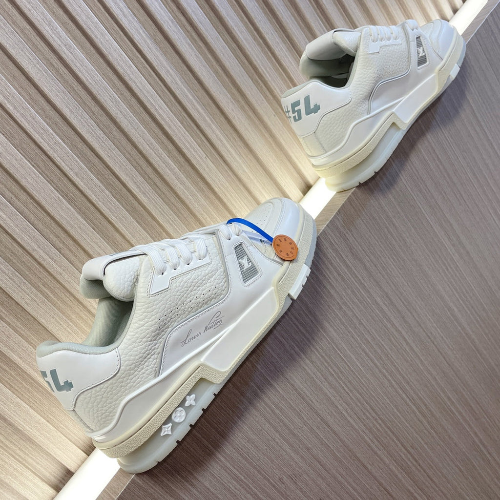 LV 26S LOW TOP SNEAKERS IN WHITE CALFSKIN WITH MONOGRAM SOLE DETAIL