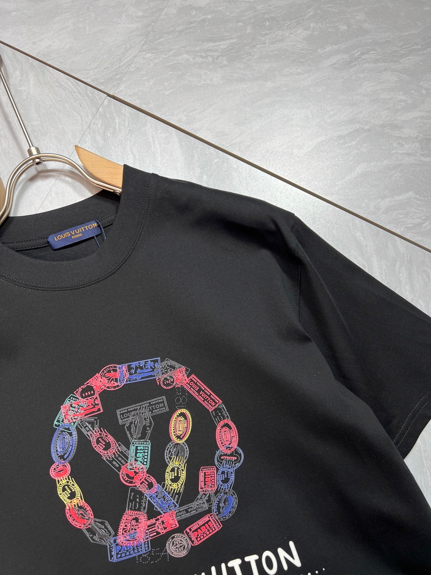 LV T-SHIRT IN BLACK PURE COTTON COLORFUL LOGO 238924
