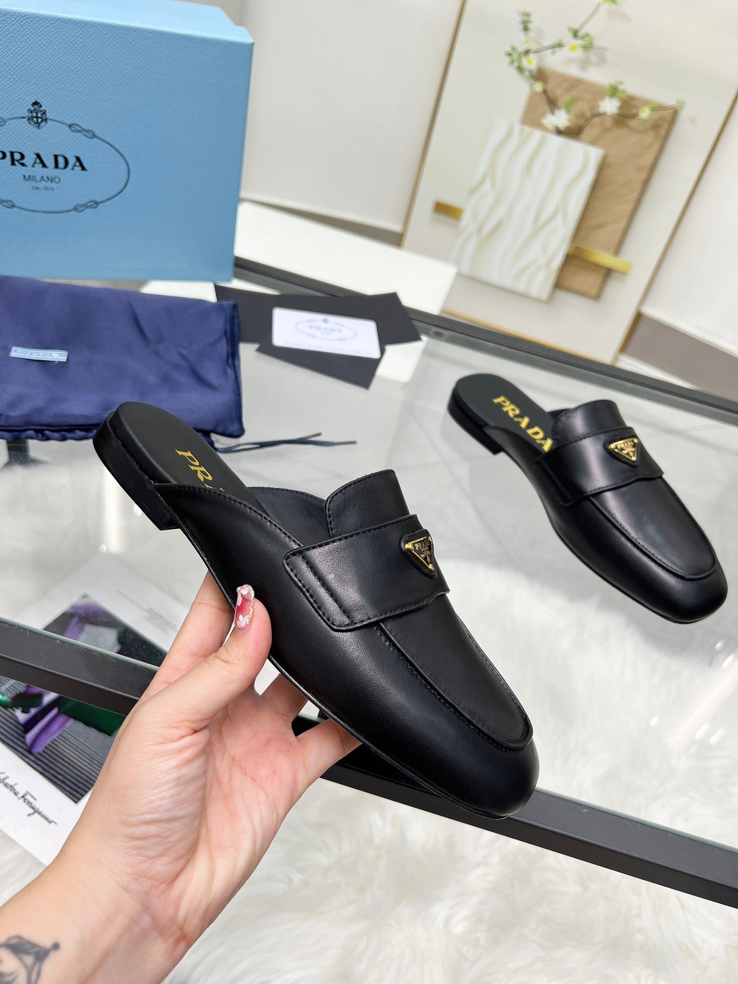 TRIANGLE LOGO MULES IN BLACK CALFSKIN