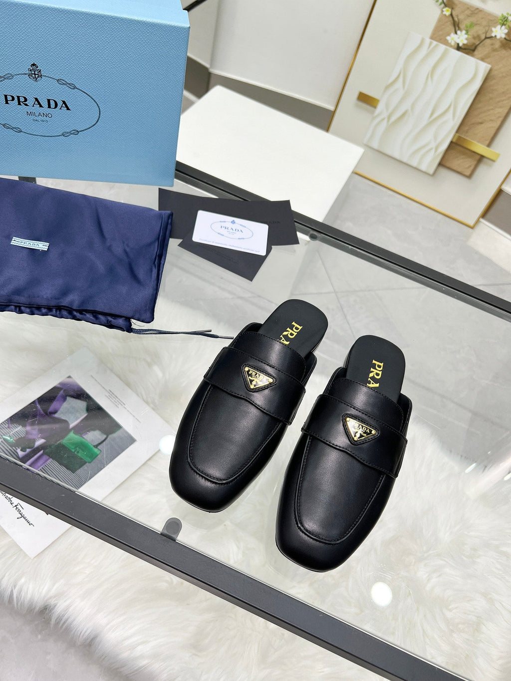 TRIANGLE LOGO MULES IN BLACK CALFSKIN