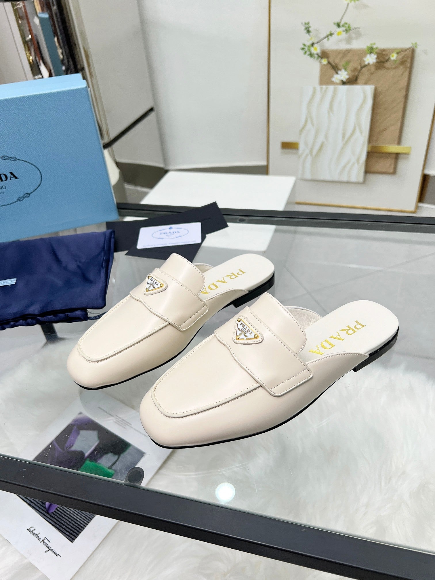 TRIANGLE LOGO MULES IN WHITE CALFSKIN