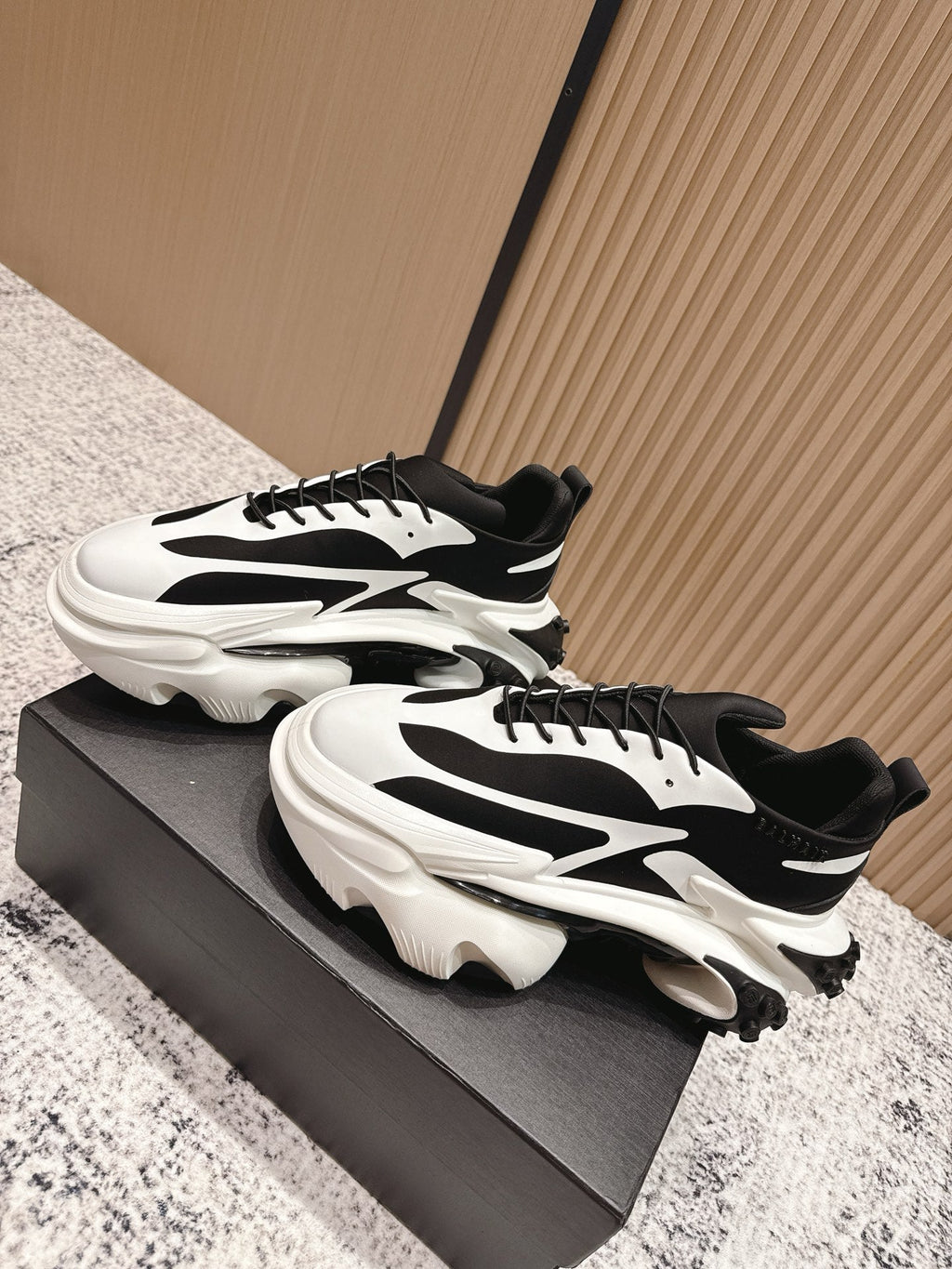 BALMAIN 26S SNEAKERS 60 MM IN WHITE AND BLACK CALFSKIN