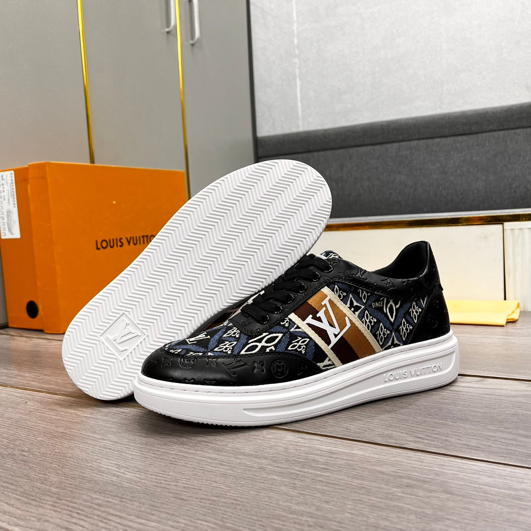 LV TRAINER IN BLACK EMBOSSED CALFSKIN AND MONOGRAM FABRIC