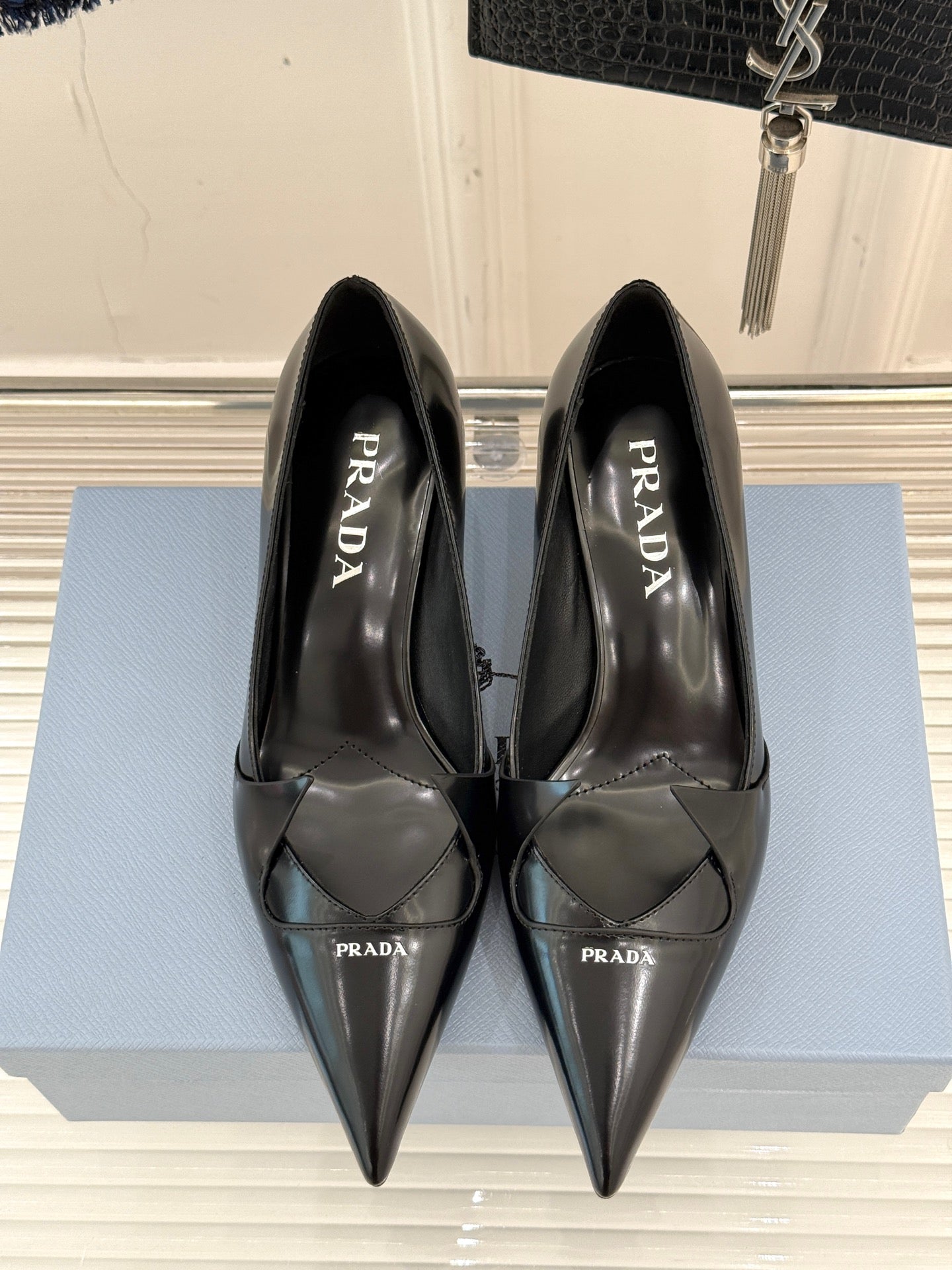 KITTEN HEEL PUMPS IN BLACK CALFSKIN