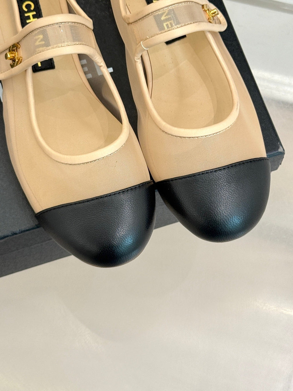 FLAT SHOES IN BEIGE MESH AND BLACK LAMBSKIN