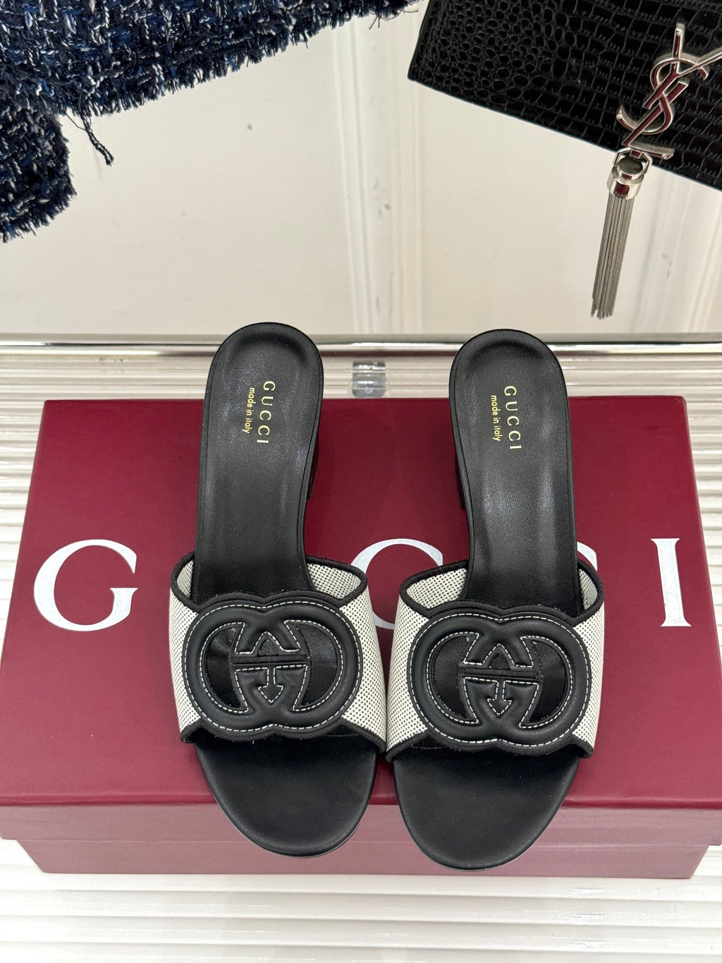 MID-HEEL MULE IN BLACK CALFSKIN AND CREAM WHITE FABRIC